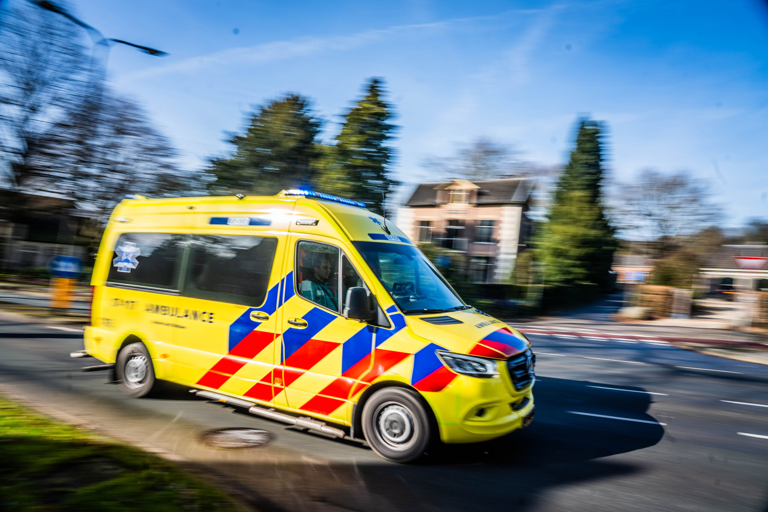 Verkeersregelaar aangereden, automobilist rijdt door