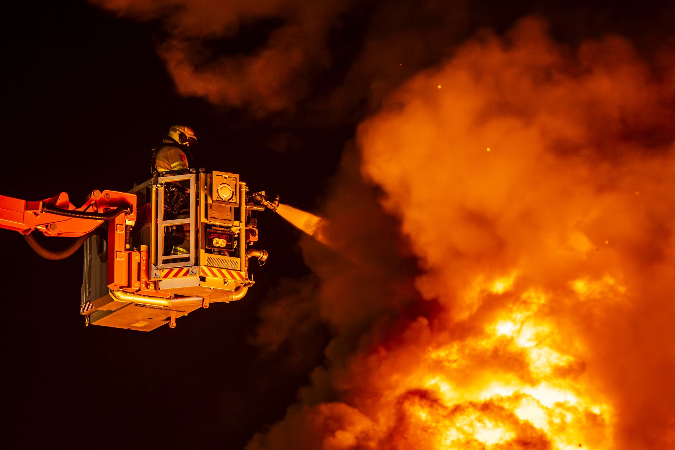 Uitslaande brand in boerderijwoning met rieten dak