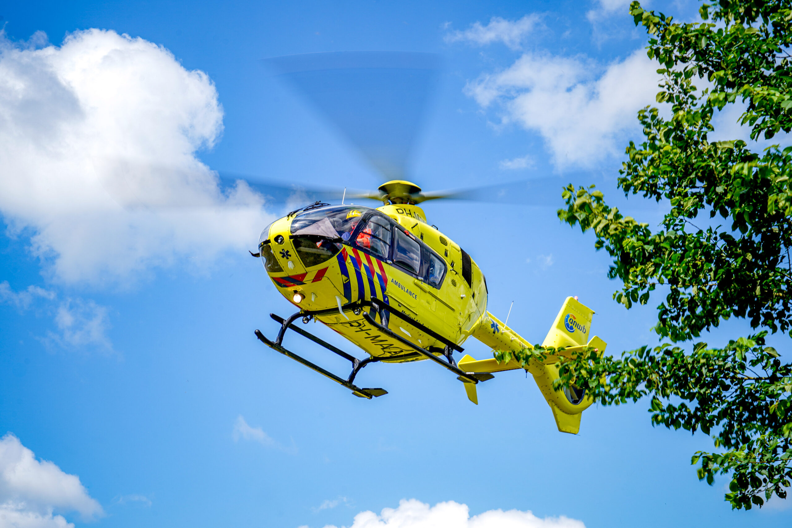 Vrouw raakt met hand vast in pers en moet traumahelikopter naar ziekenhuis