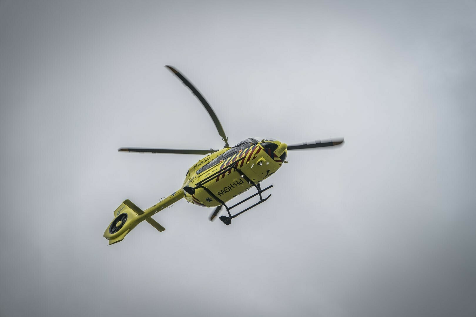 Man valt van ladder tijdens opruimwerkzaamheden: traumahelikopter geland