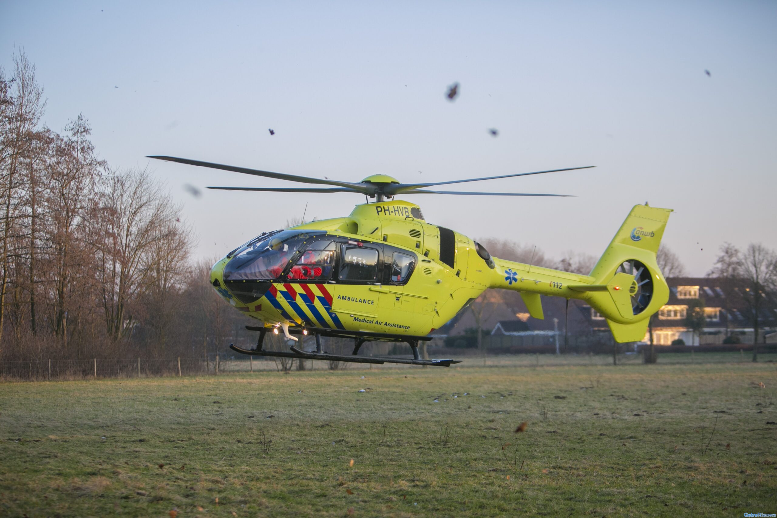 Dodelijk ongeval op snelweg, automobilist ramt boom langs de weg