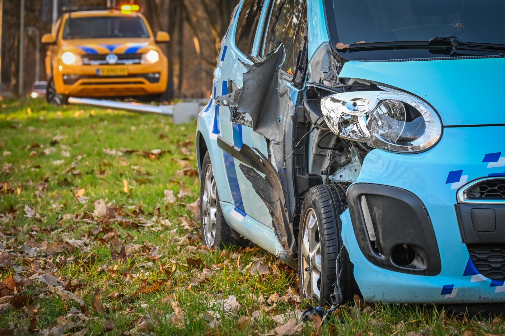 Automobilist van de weg geraakt en eindigt in berm