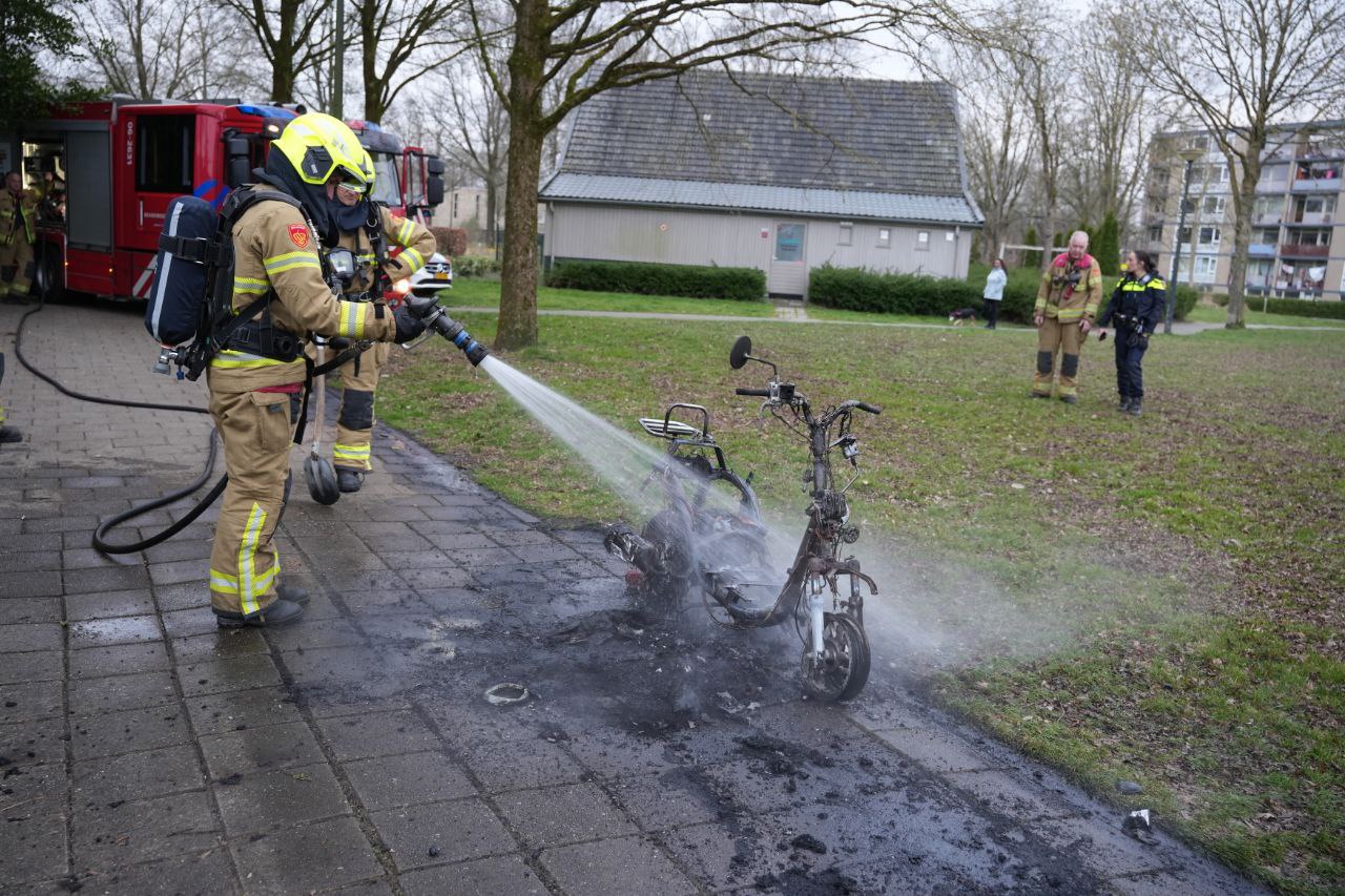 Scooter in brand gestoken in parkje