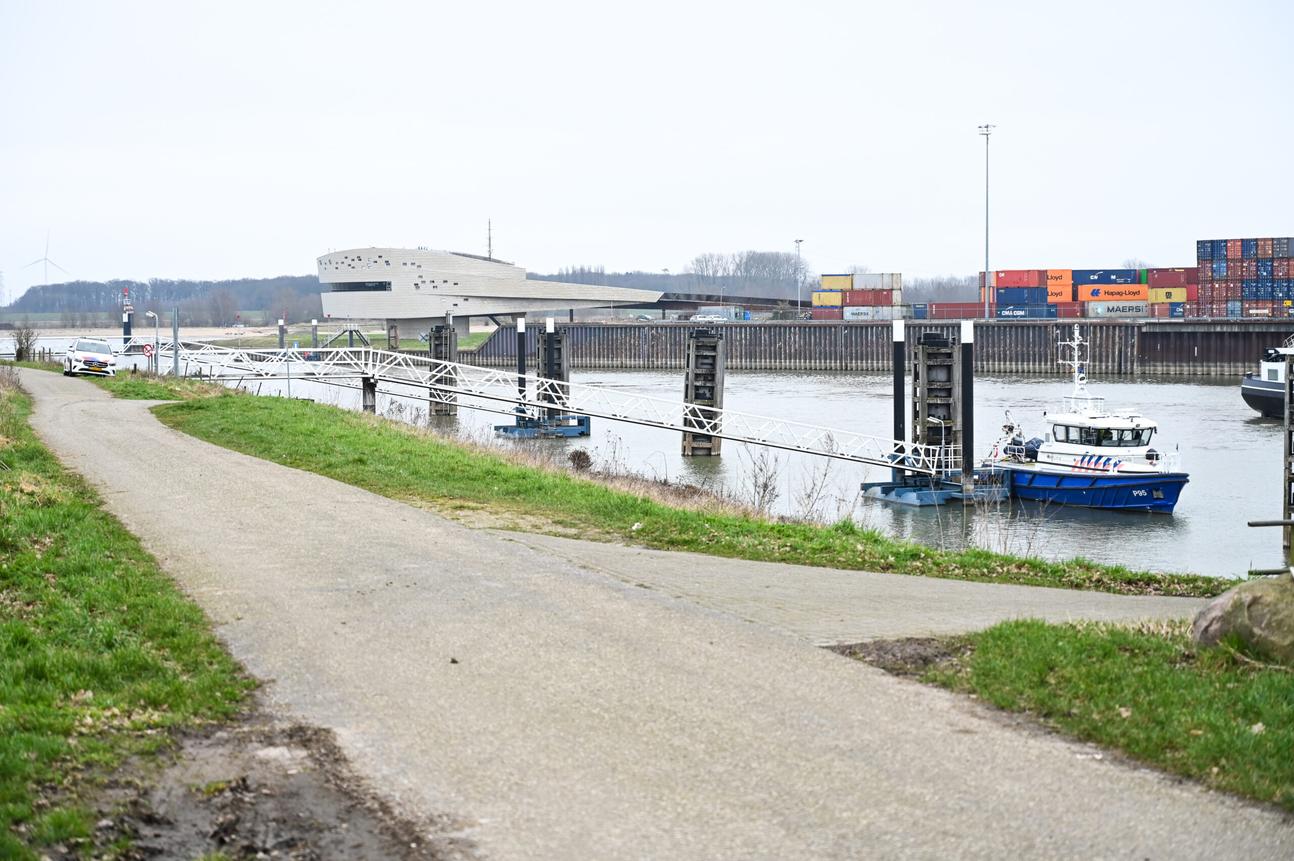 Overleden persoon aangetroffen op dijk