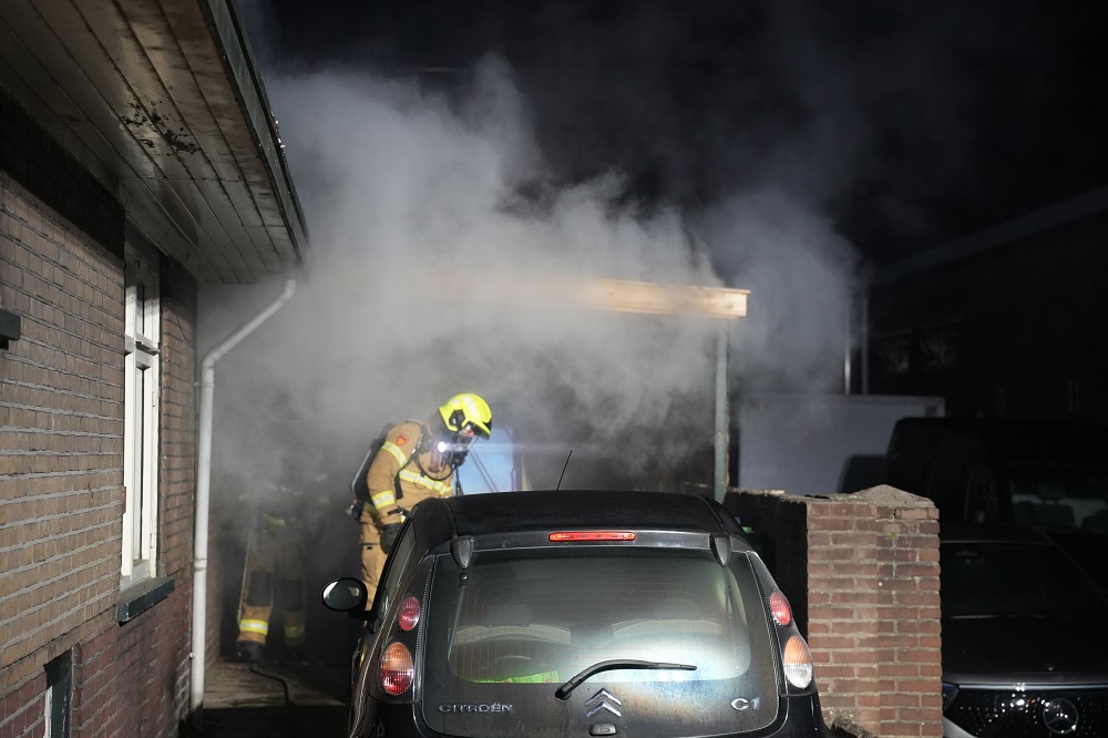 Auto vliegt in brand onder carport