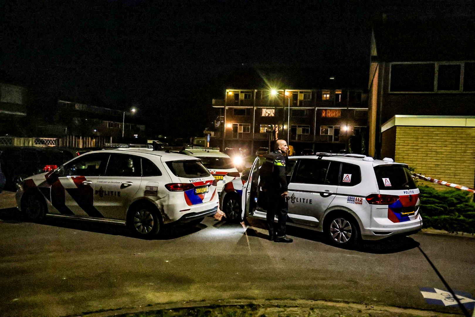 Schoten gelost bij flat, politie doet inval in twee woningen