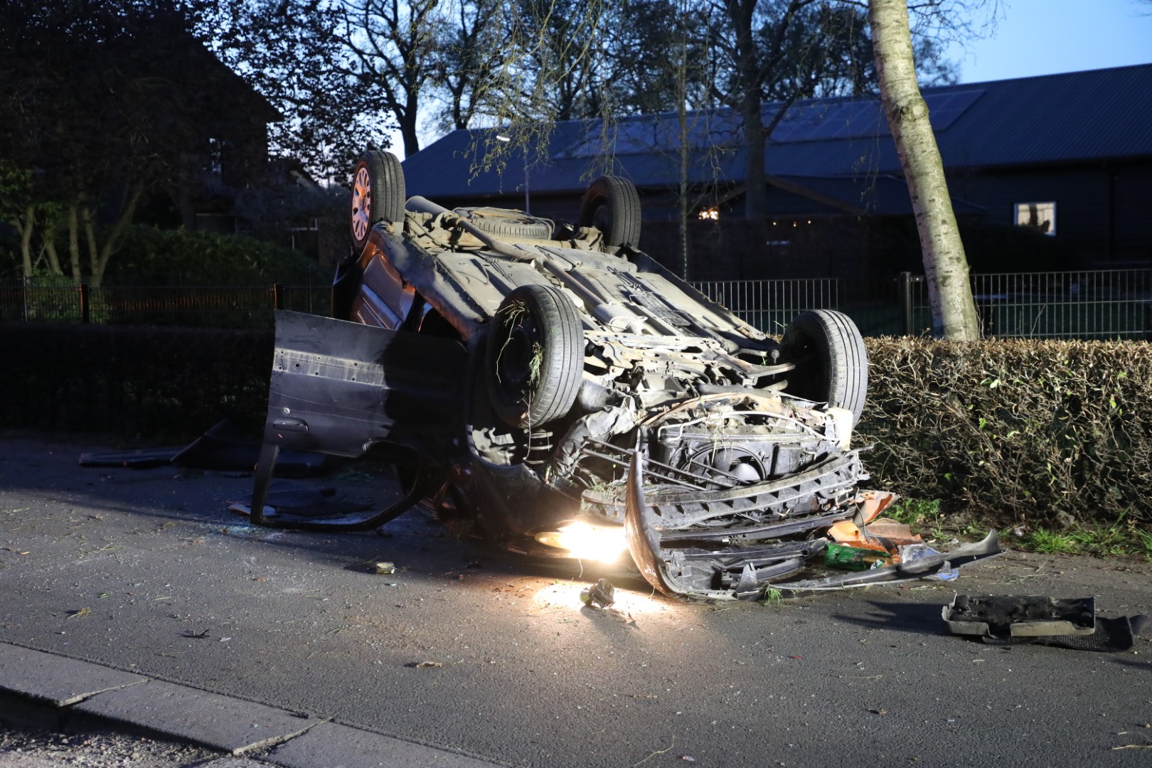 Auto vol met Roemenen crasht, bestuurder vlucht
