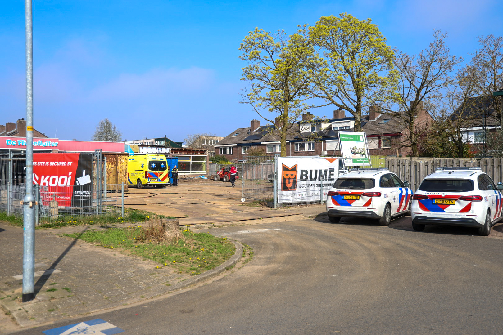 Man zakt door dak tijdens sloopwerkzaamheden en raakt gewond