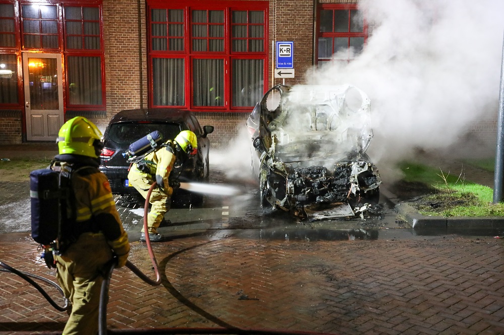 Geparkeerde auto door brand verwoest