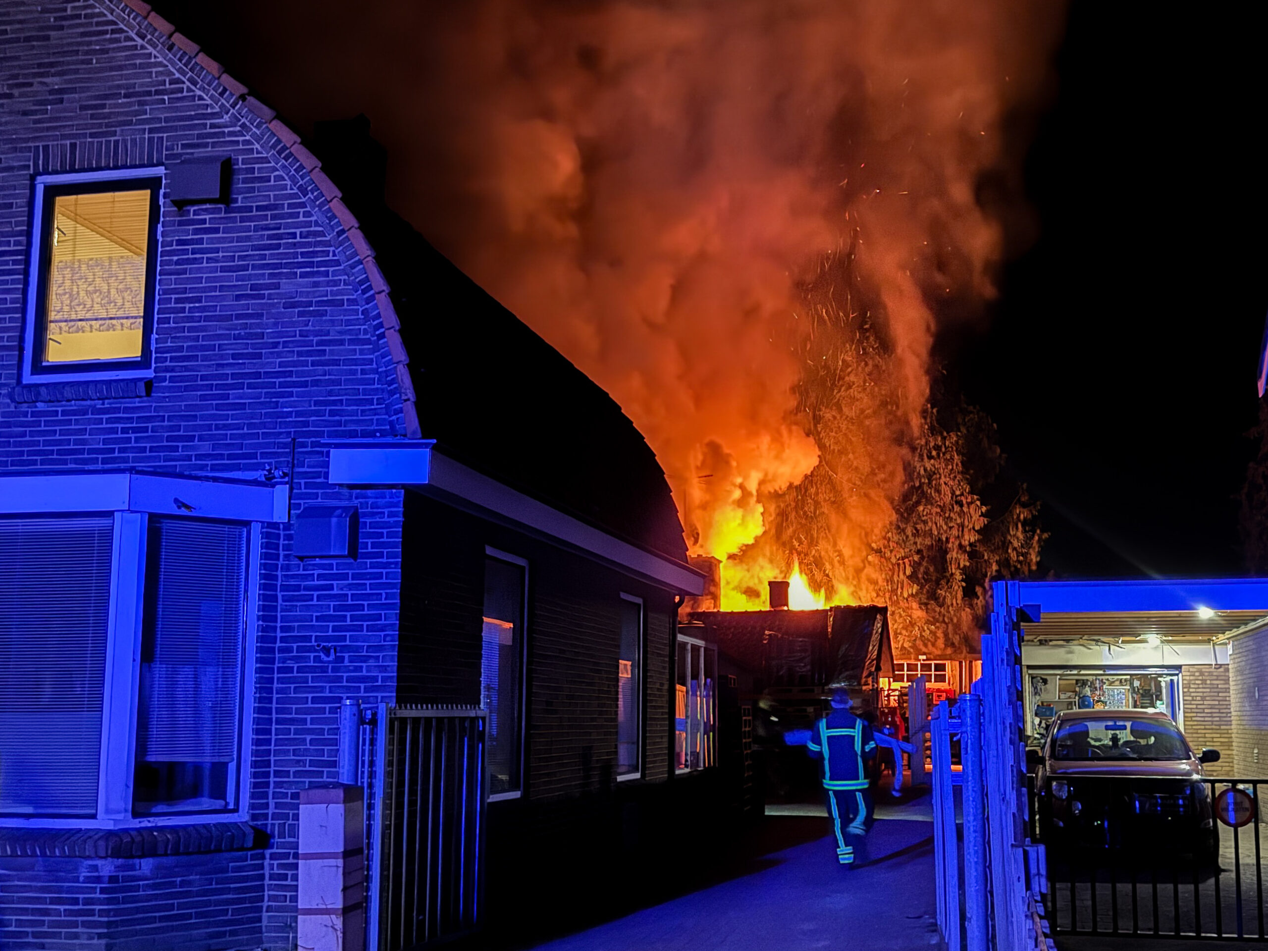 Uitstaande brand legt opslagruimte in de as