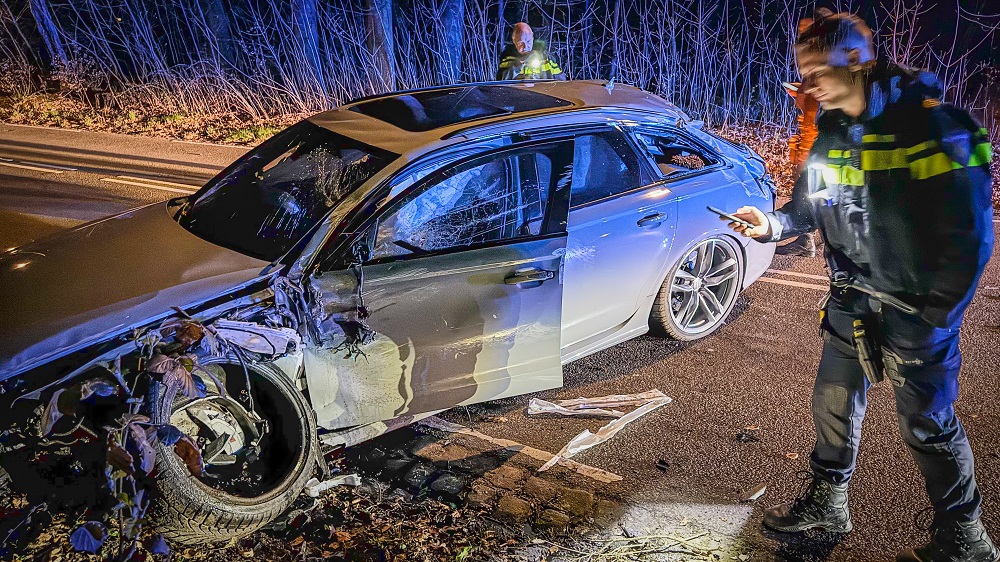 Auto botst tegen boom in Arnhem, bestuurder aangehouden