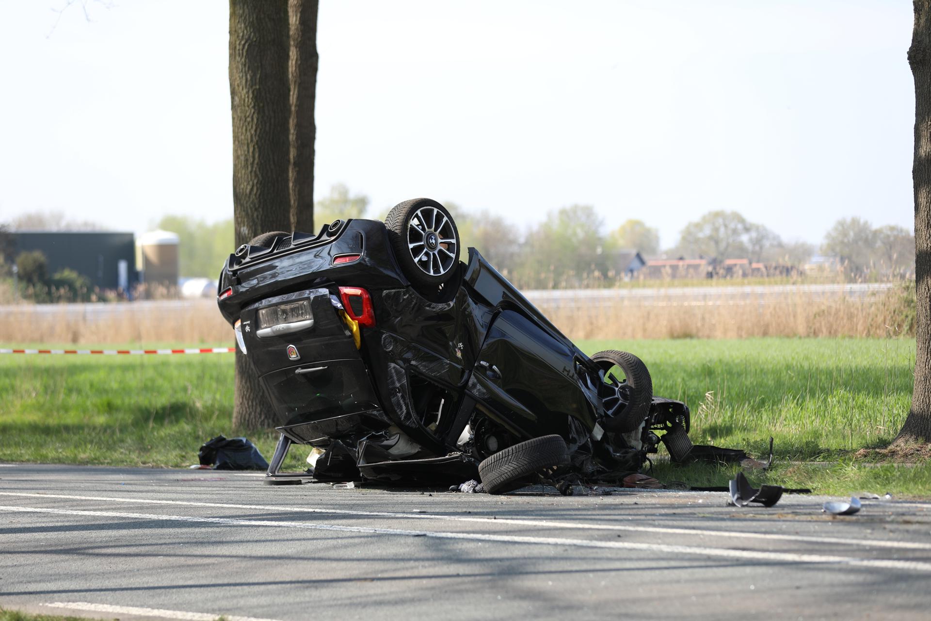 UPDATE: Auto belandt op dak na zware botsing, bestuurder (53) overleden aan verwondingen