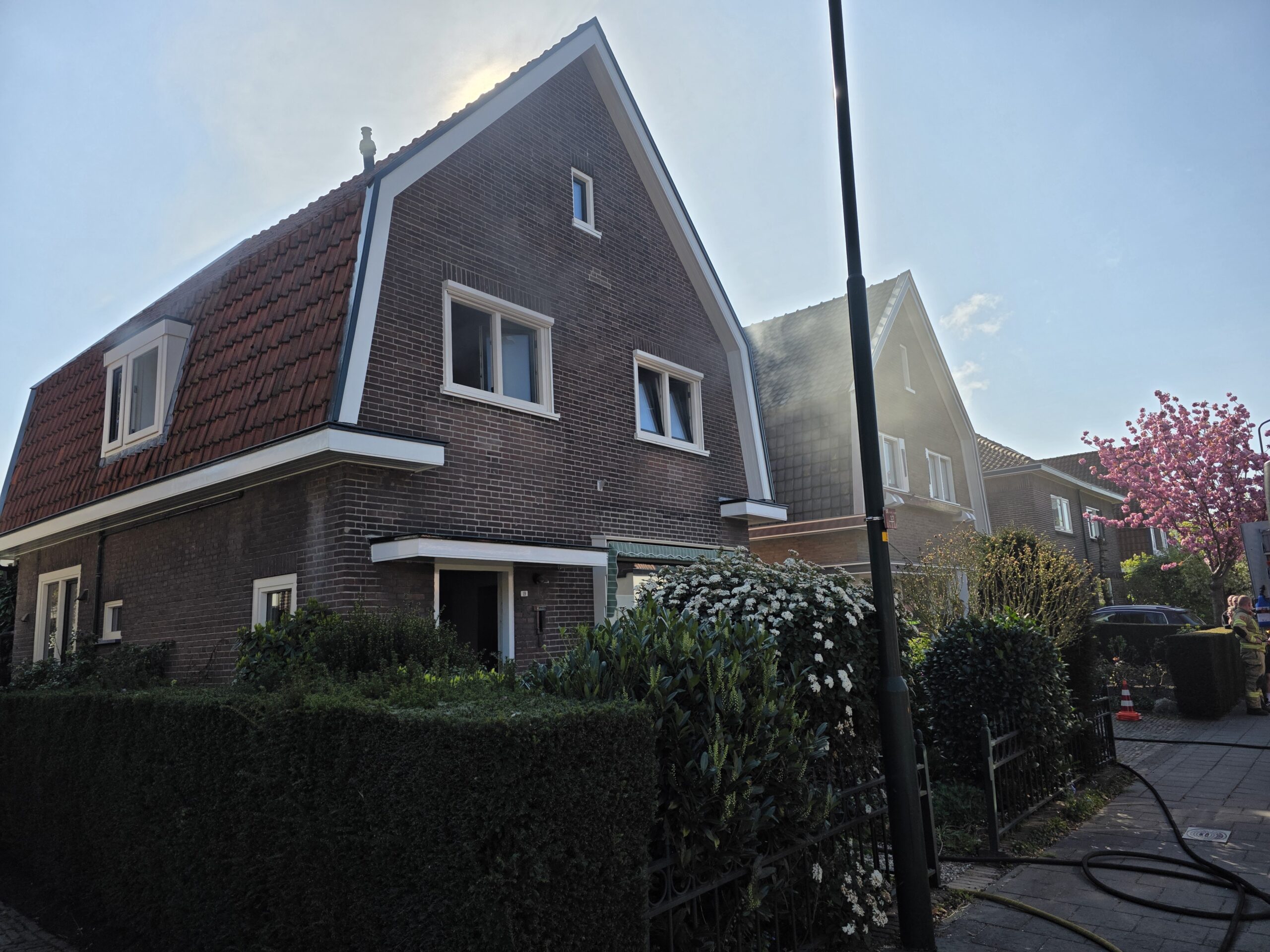 Brand in bijkeuken van woning, brand zorgt voor flinke rookontwikkeling