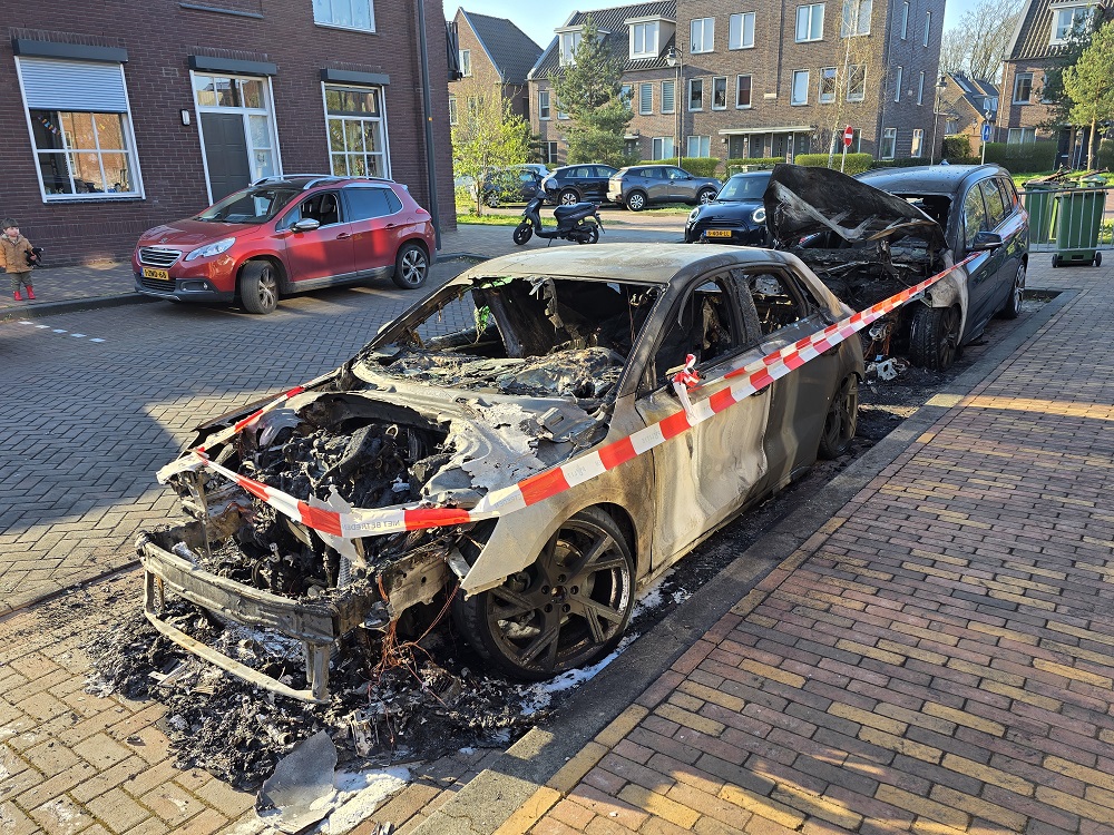 Geparkeerde auto’s in brand gestoken