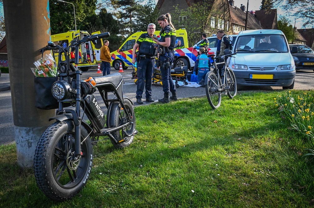 Twee gewonden na botsing tussen auto en fatbike in Arnhem