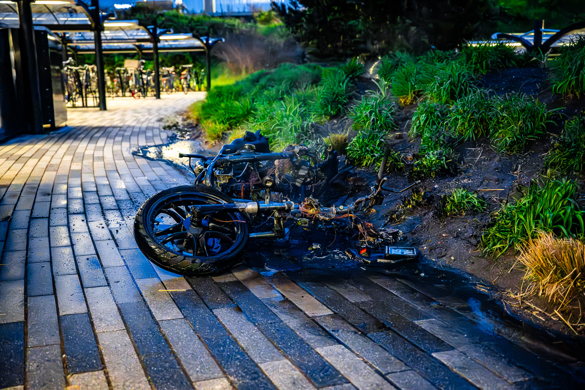 Scooter uitgebrand bij station Goffert