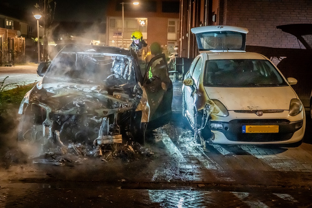 Auto in Arnhem door brand verwoest