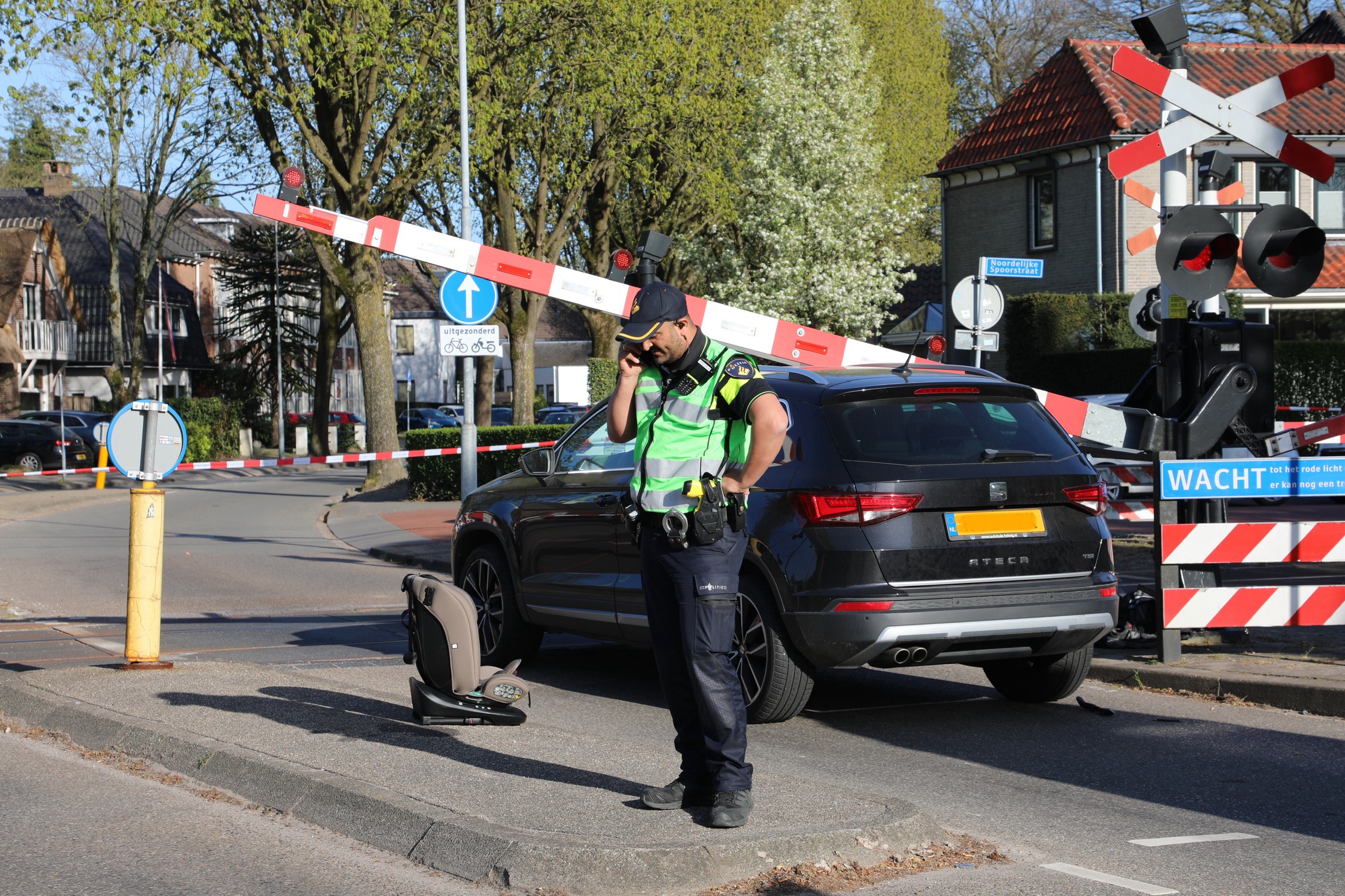 Auto belandt op spoor na botsing met fatbike