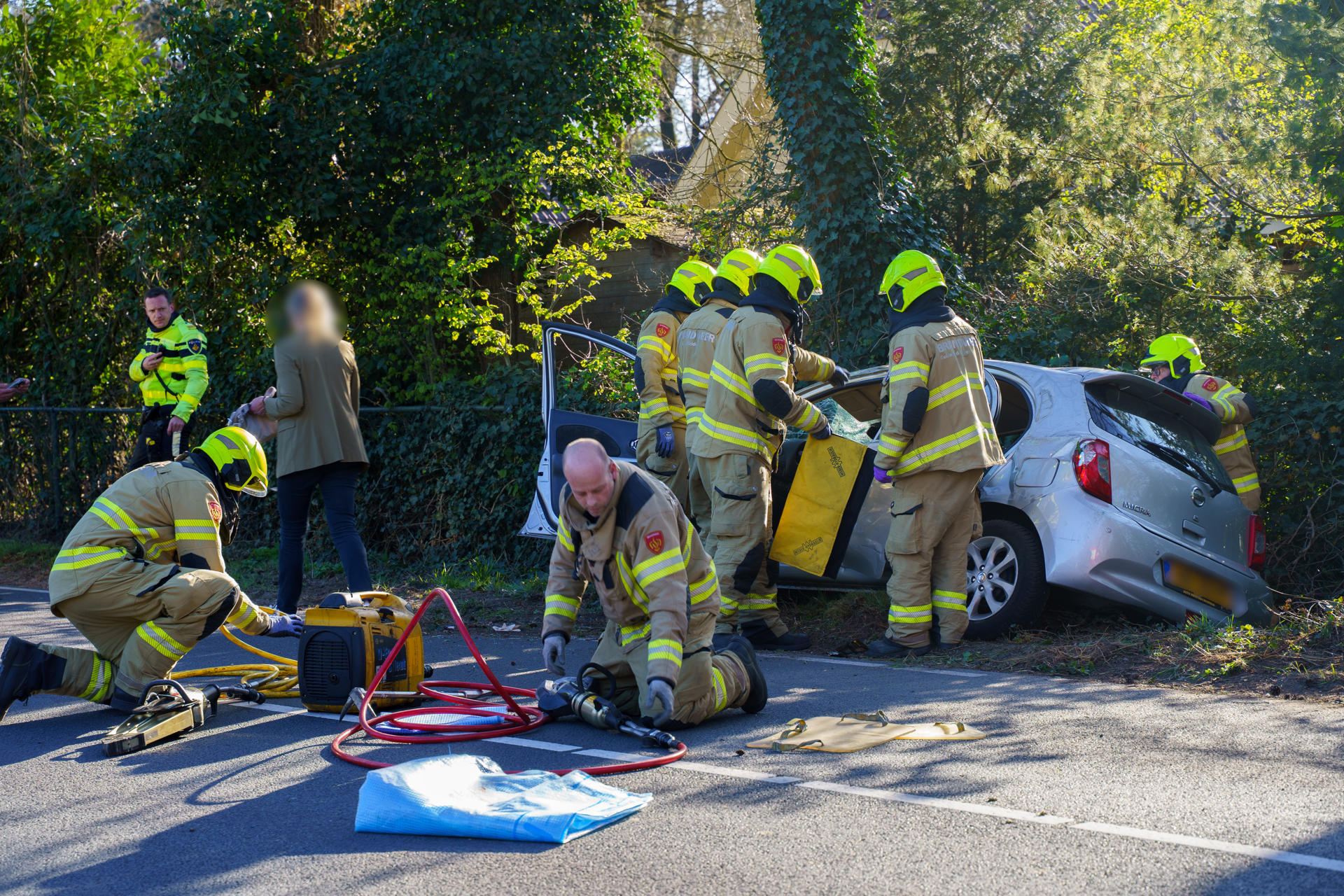 Auto belandt in greppel bij botsing op kruising, één persoon naar ziekenhuis