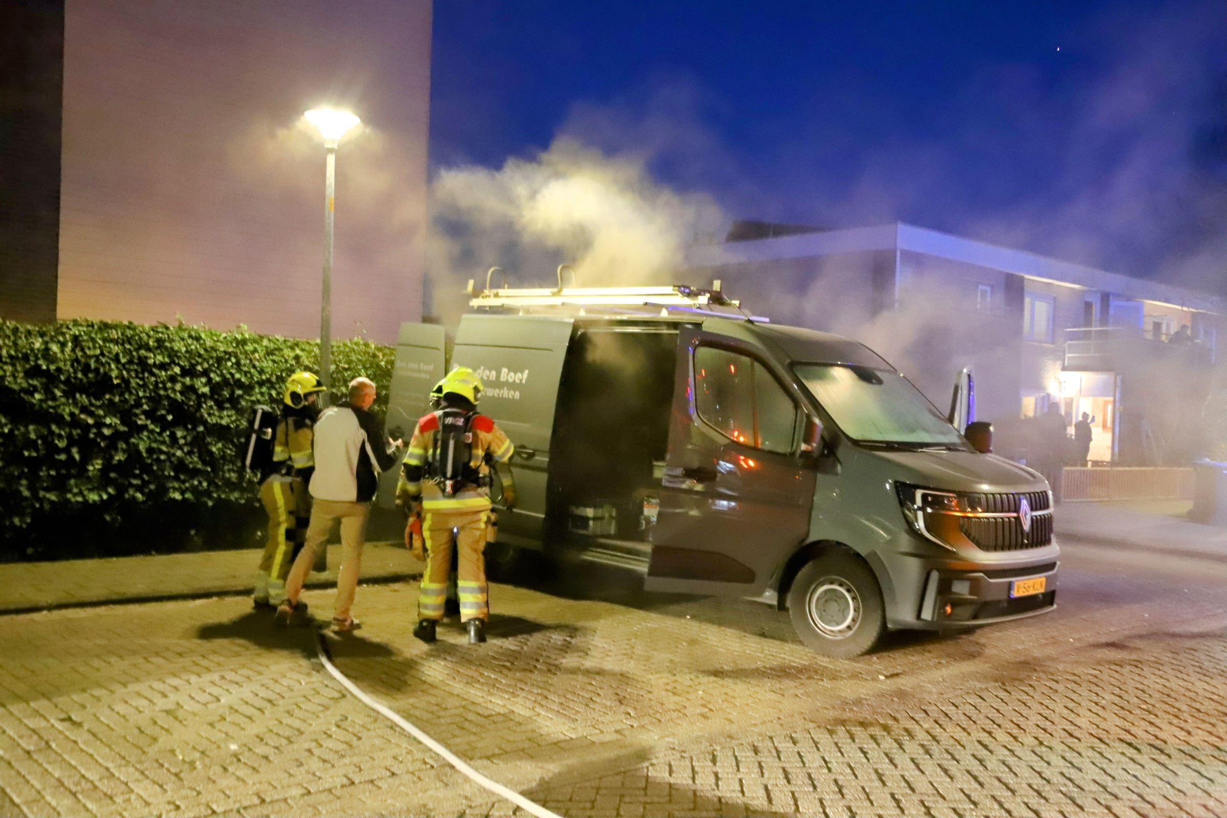 Brand in laadruimte van schildersbus