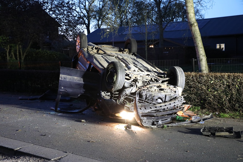 Auto slaat over de kop, dronken bestuurder gevlucht