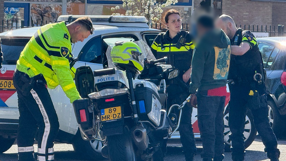 Twee gewonden bij steekpartij, verdachte aan politiemotor vastgemaakt