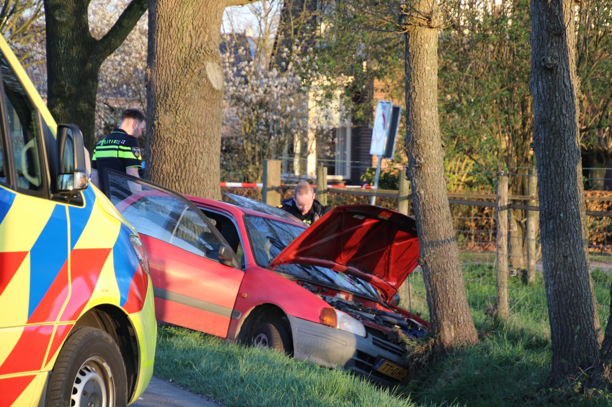 Bijrijder zwaargewond na botsing tegen boom, bestuurder gevlucht