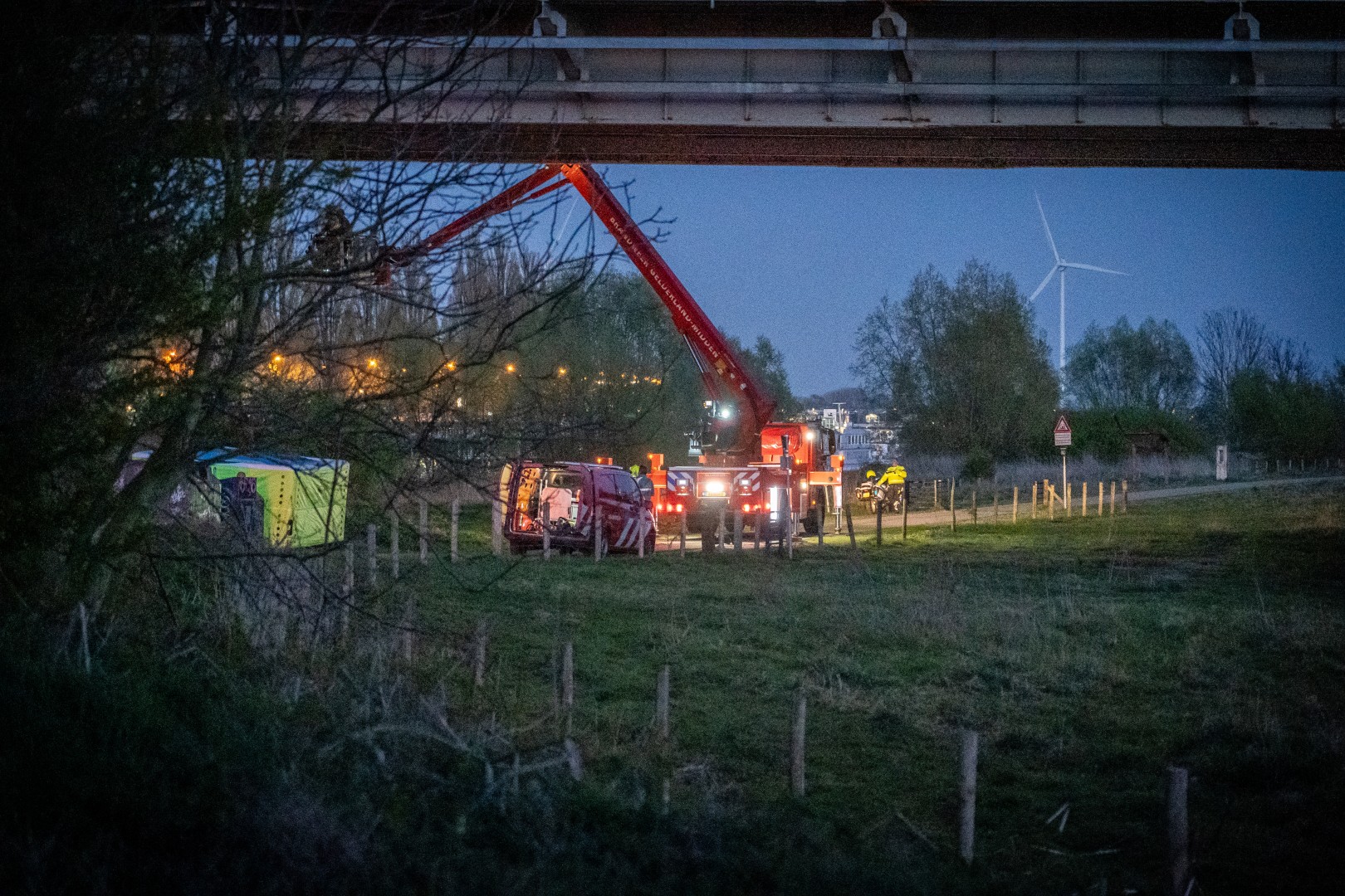 Verward persoon op plek onder de brug in Arnhem
