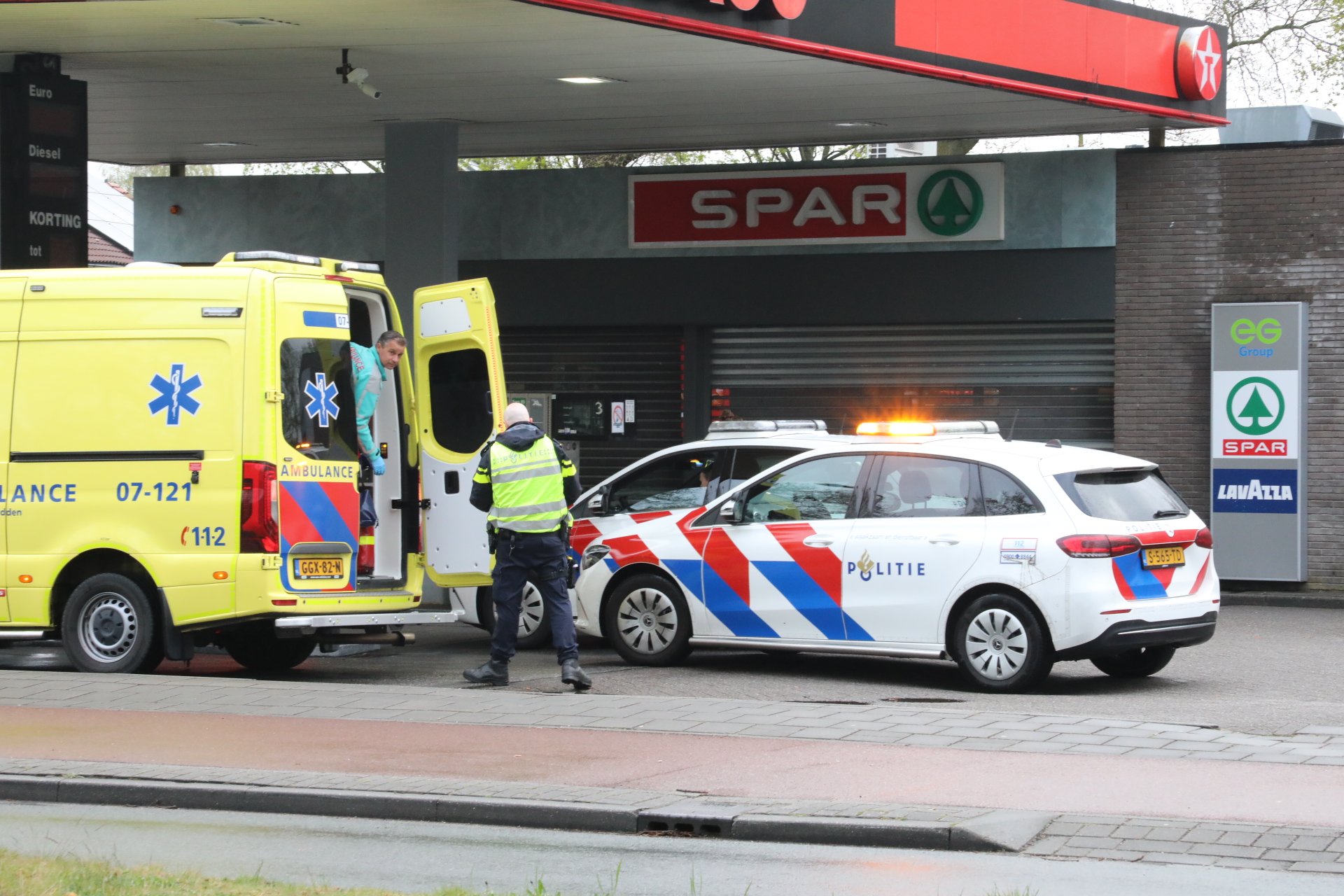 Bezorger op fiets aangereden door auto