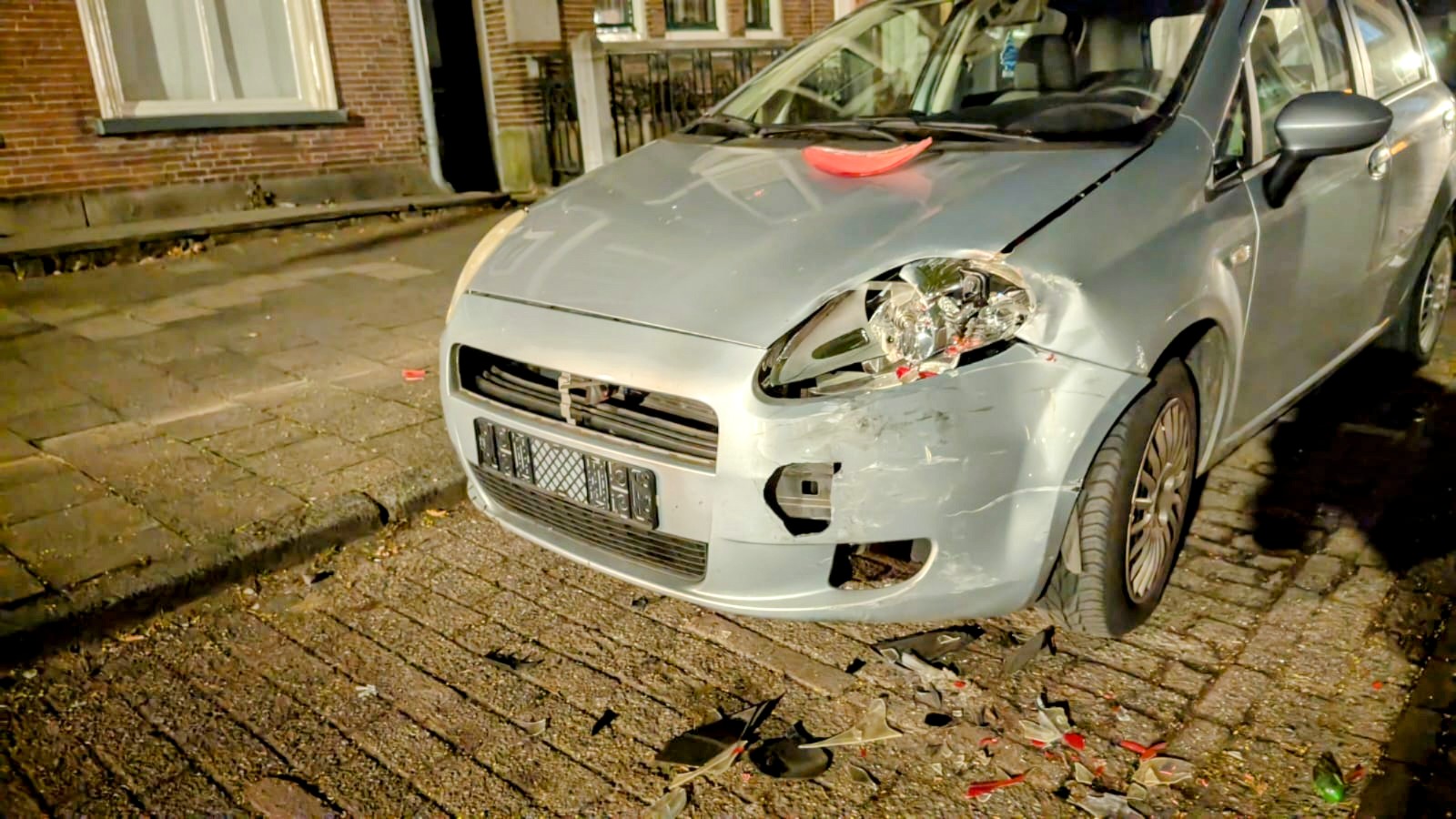 Automobilist ramt geparkeerde auto’s en rijdt door