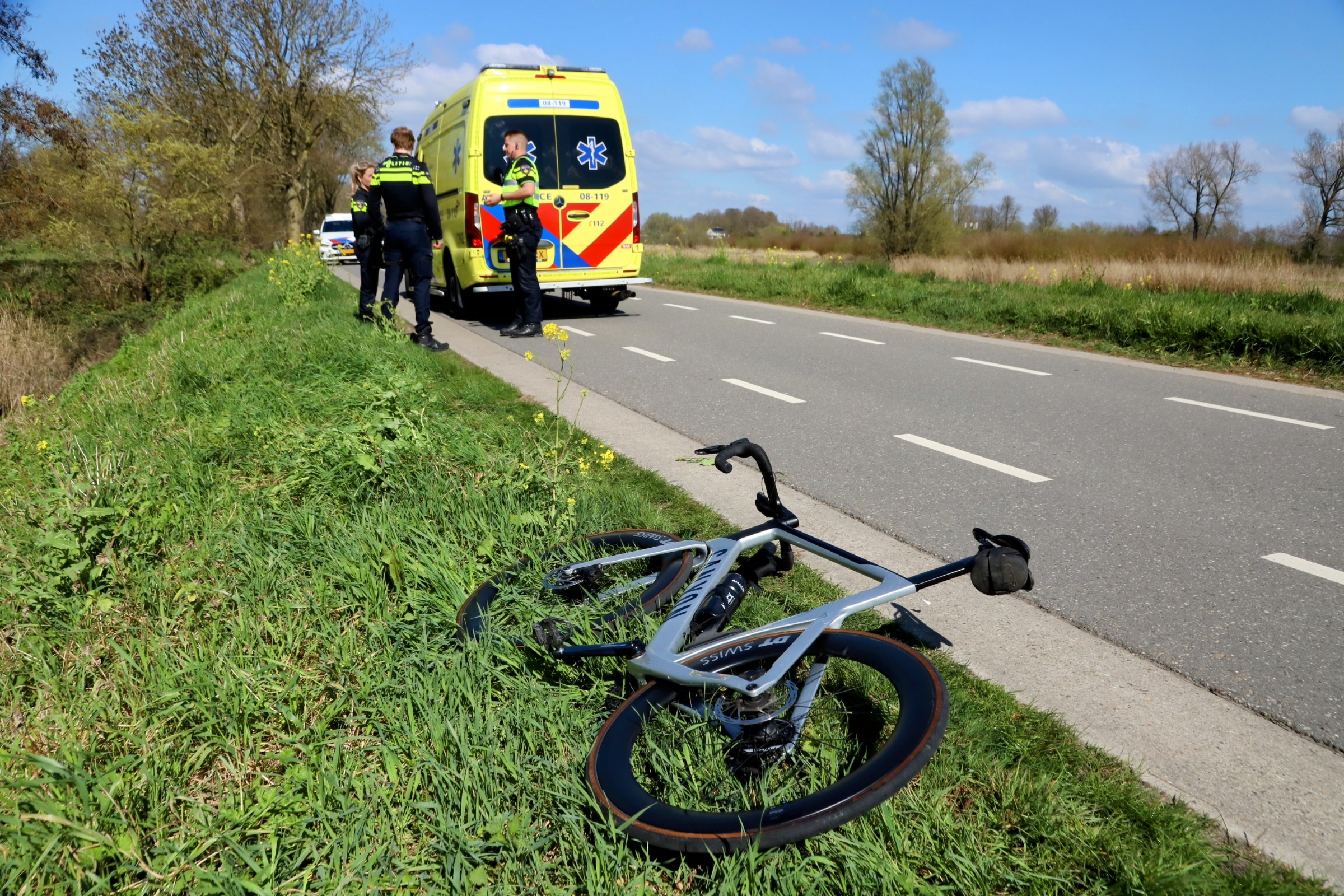 Wielrenner gewond na val van fiets, traumahelikopter gealarmeerd
