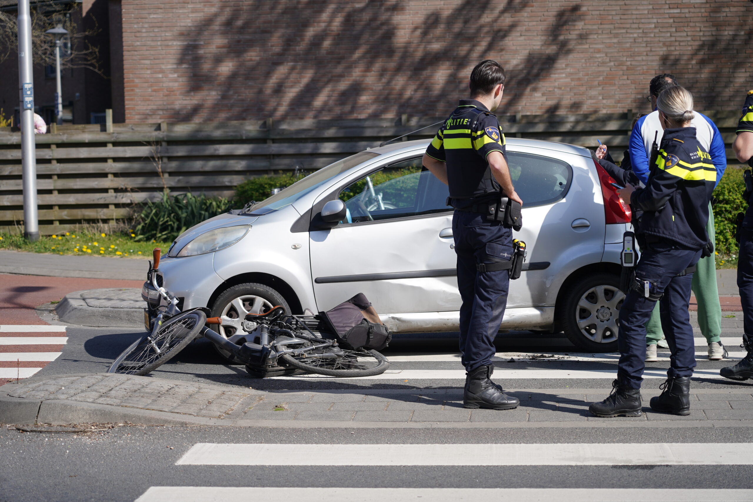 Fietser gewond bij aanrijding op rotonde