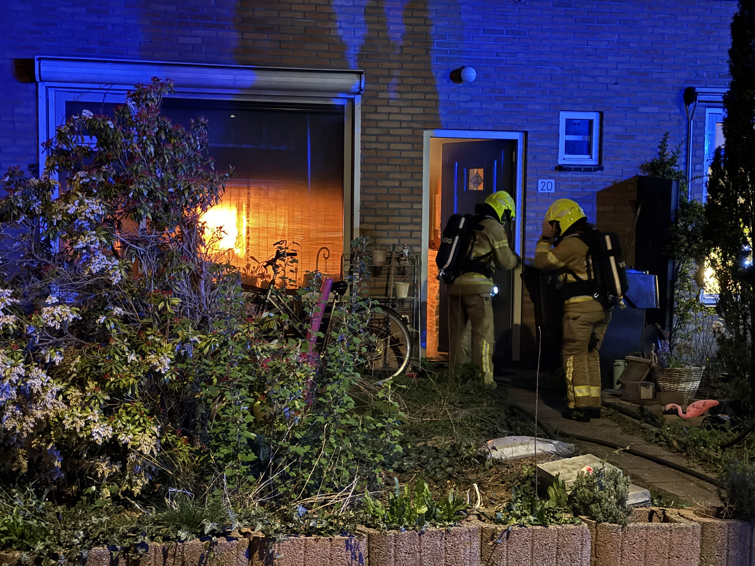 Forse brand bij woning: brandweer schaalt op