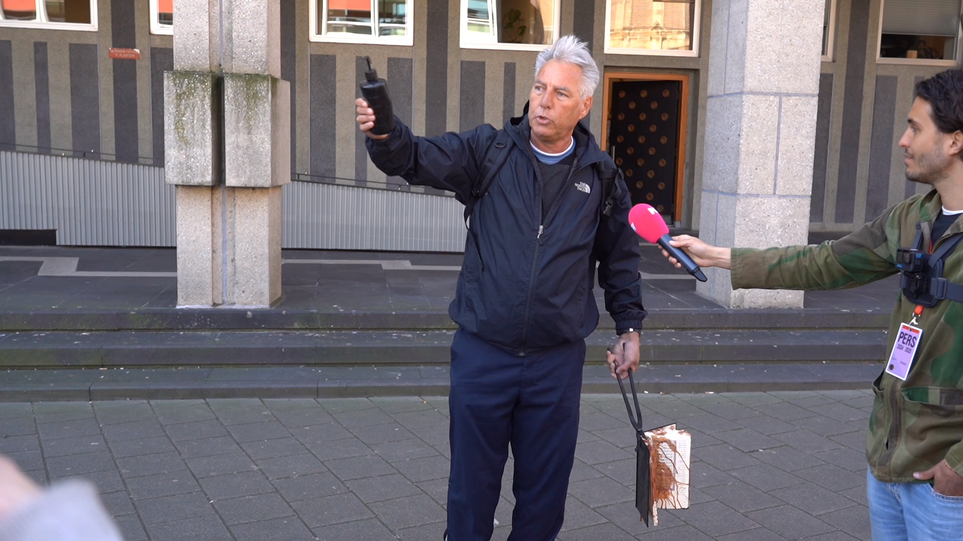 Pegida-voorman Wagensveld besmeurt koran met varkensbloed