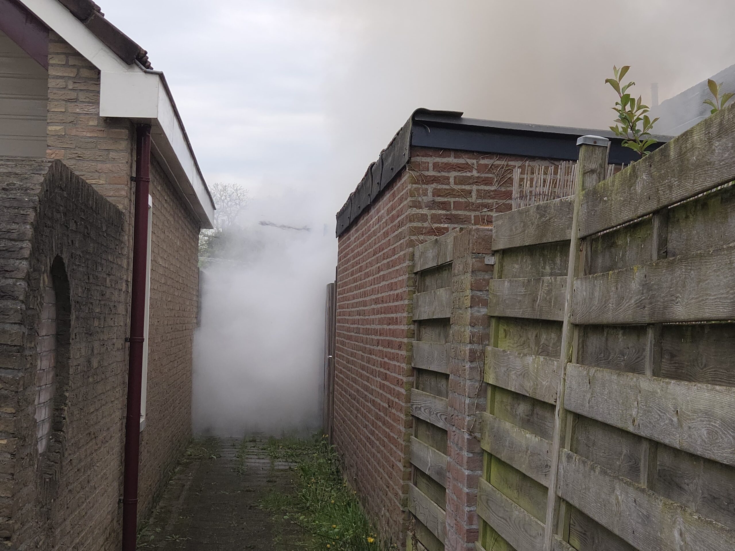 Felle brand verwoest schuur achter woning, oorzaak wordt onderzocht