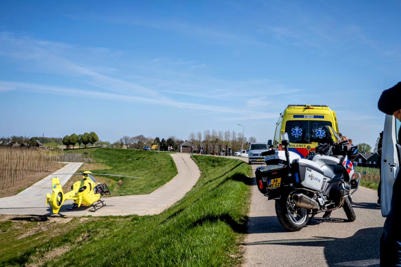 Fietser zwaargewond bij aanrijding op dijk; traumahelikopter opgeroepen
