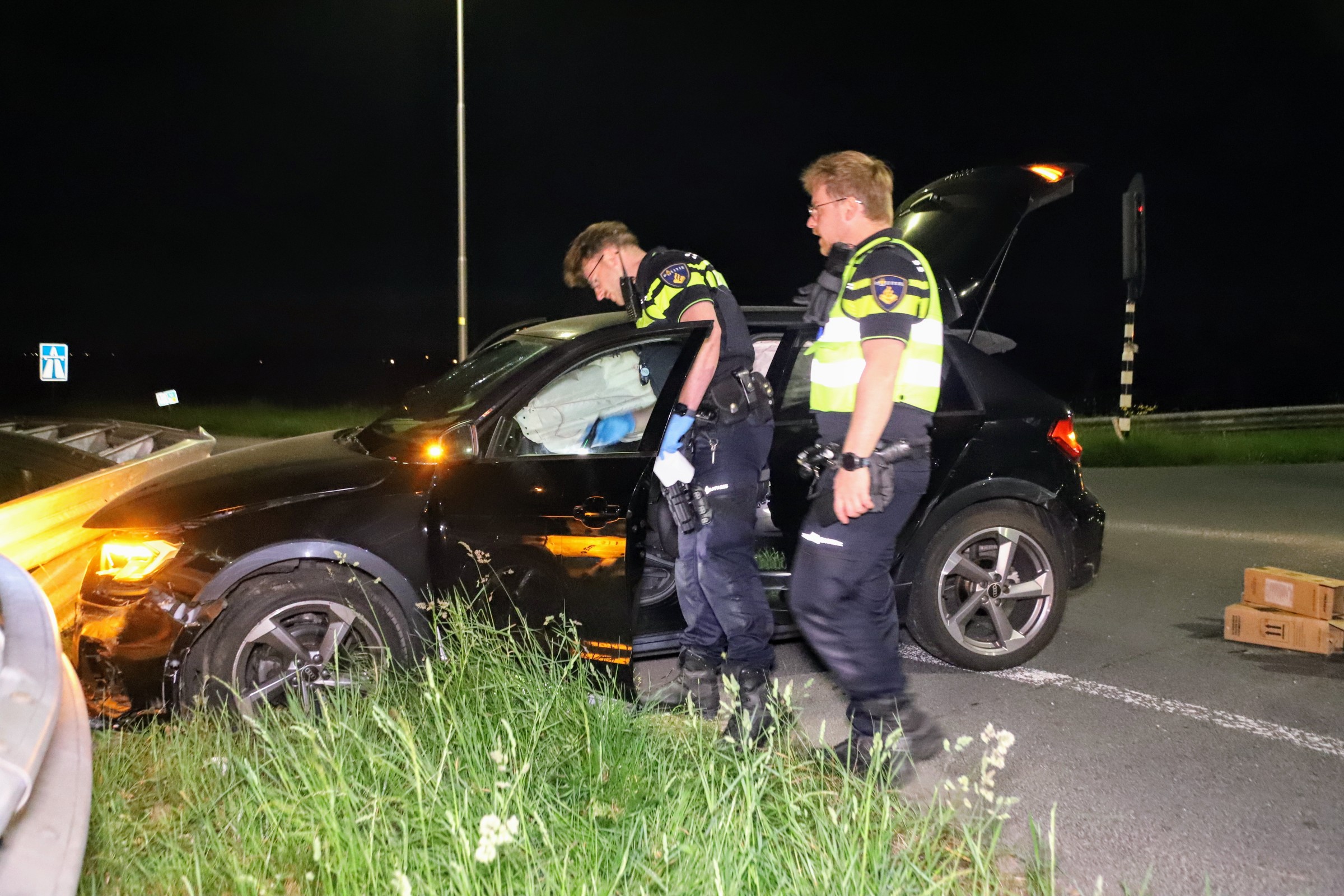 Lachgas aangetroffen bij gecrashte auto, bestuurder aangehouden