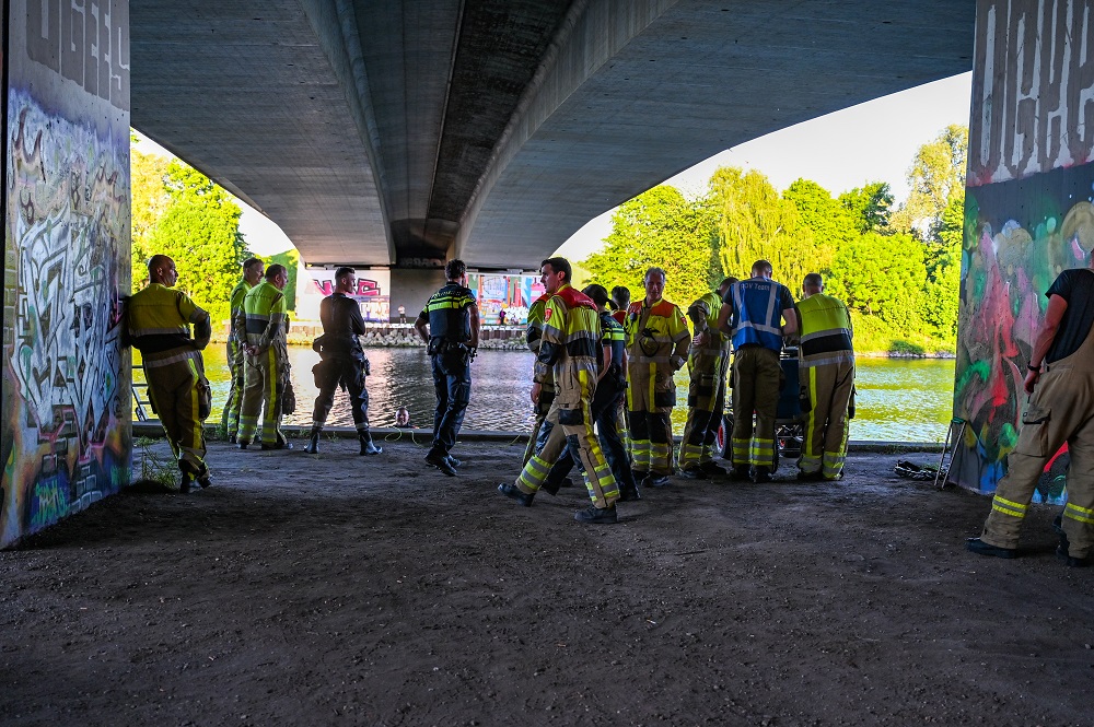 Persoon uit water gered na sprong van brug
