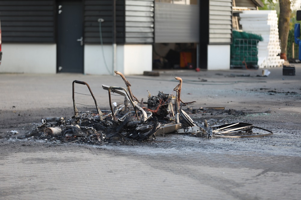 Brommobiel uitgebrand, mogelijk door technisch mankement