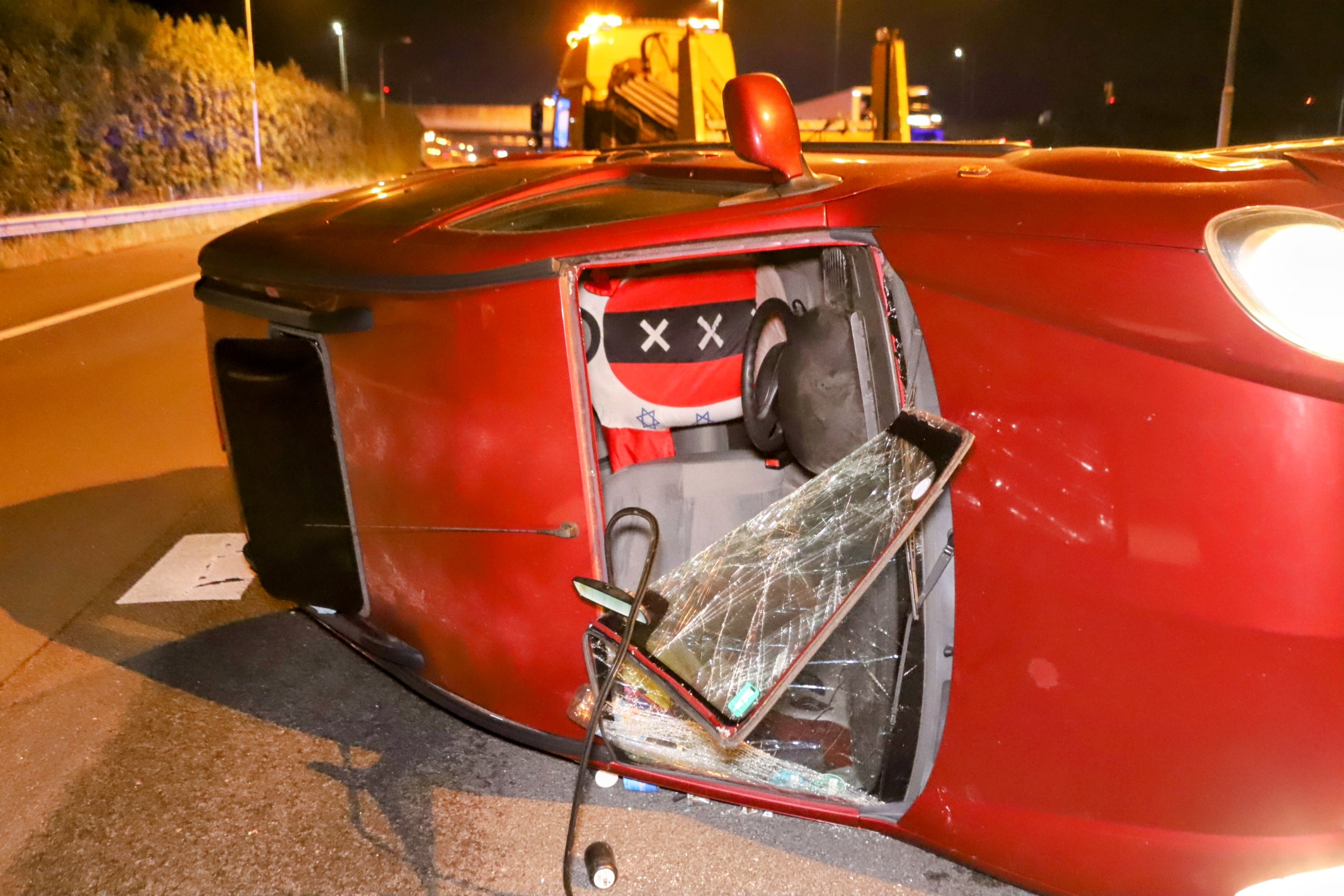 Auto op z’n kant nadat bestuurder in slaap valt achter stuur