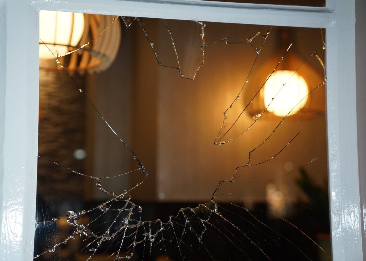 Ramen van restaurant kapot door ontplofte mortier