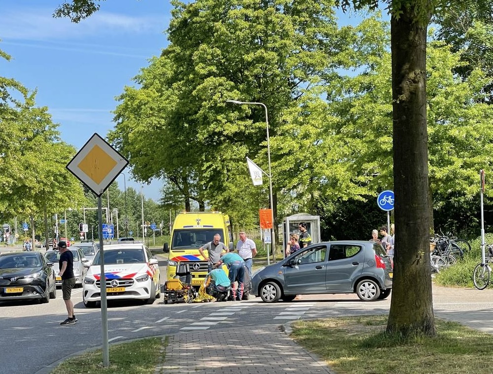Voetganger breekt heup na aanrijding met auto