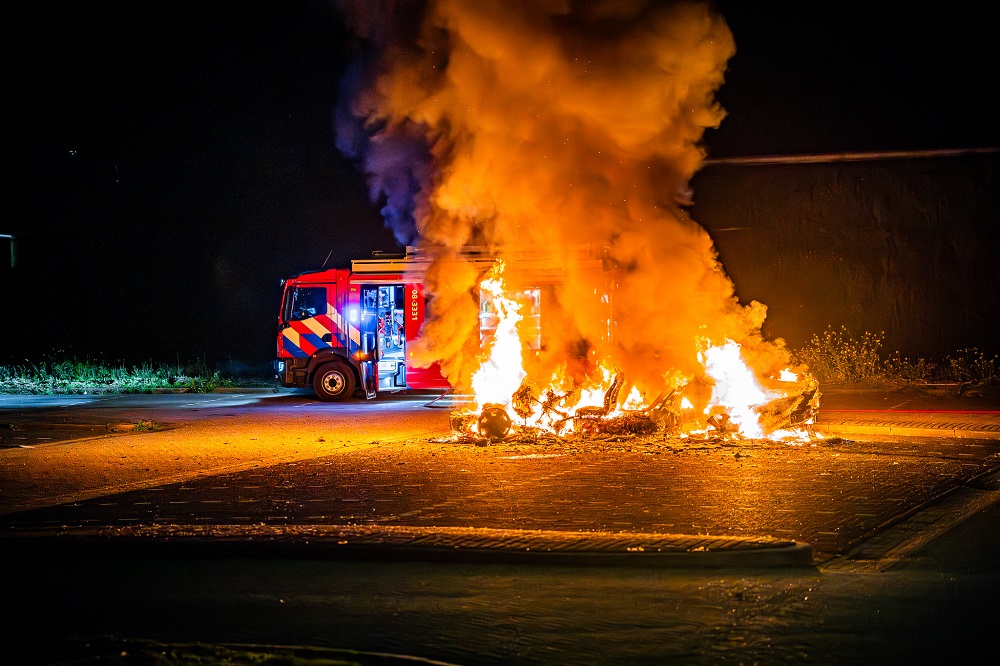 Auto verwoest door felle brand op carpoolplaats
