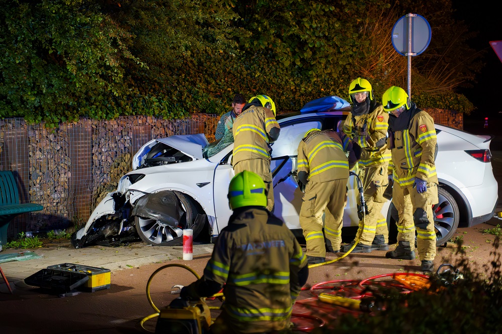 Auto botst tegen muur, bestuurder bekneld