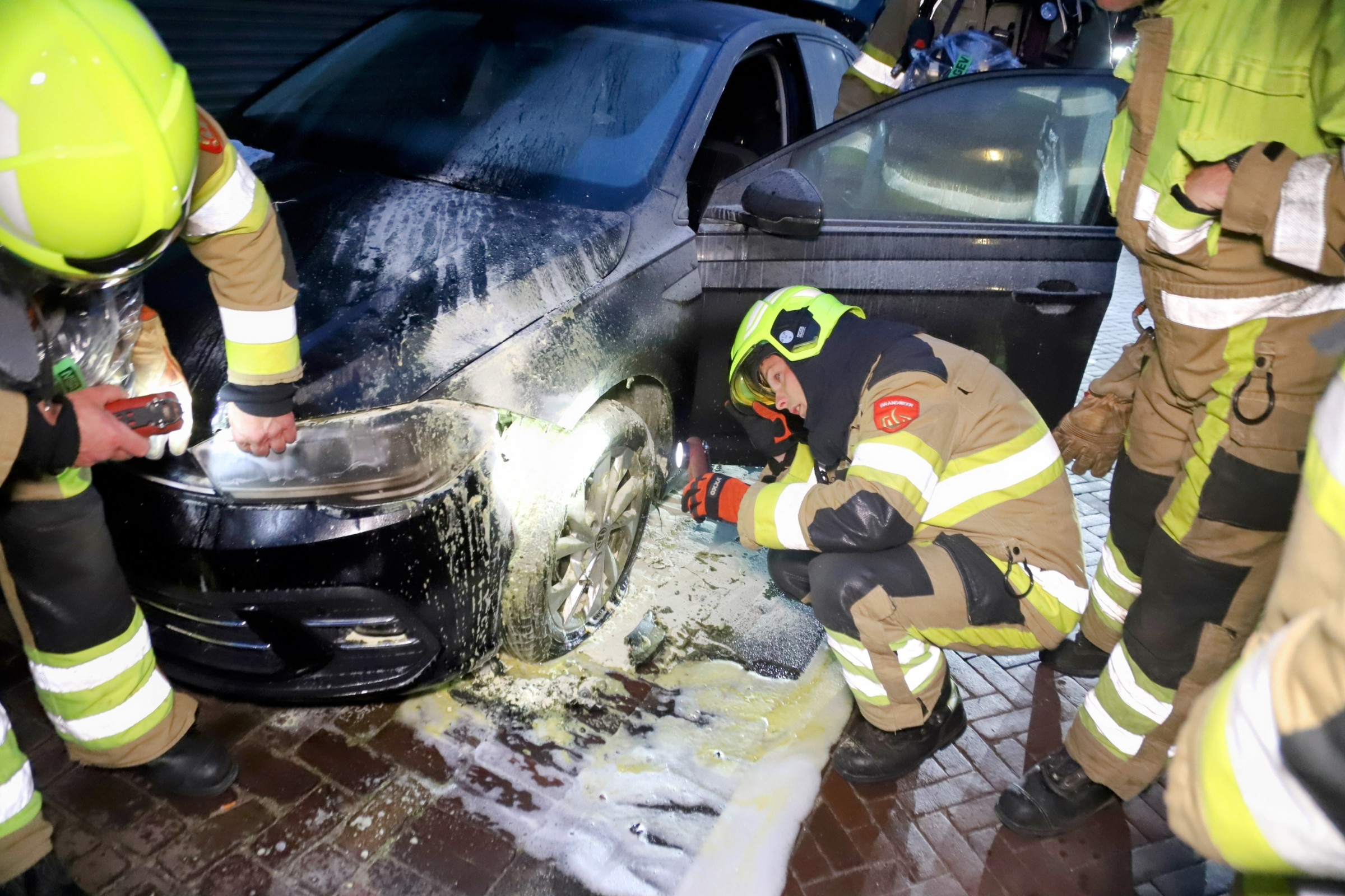 Auto in brand gestoken, politie doet onderzoek