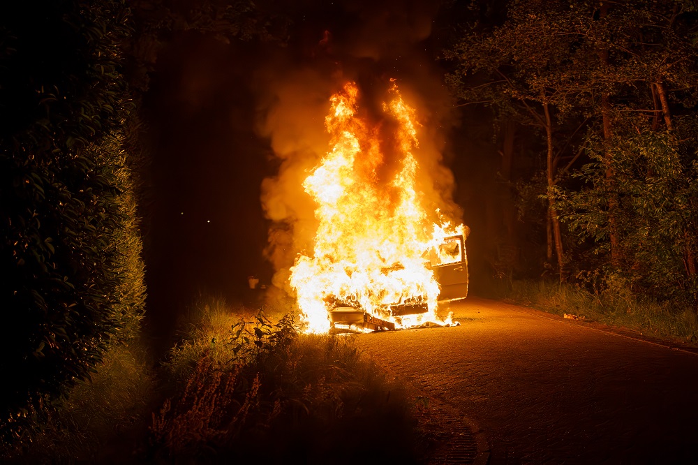 Auto vliegt in brand tijdens rijden, bestuurder met schrik vrij