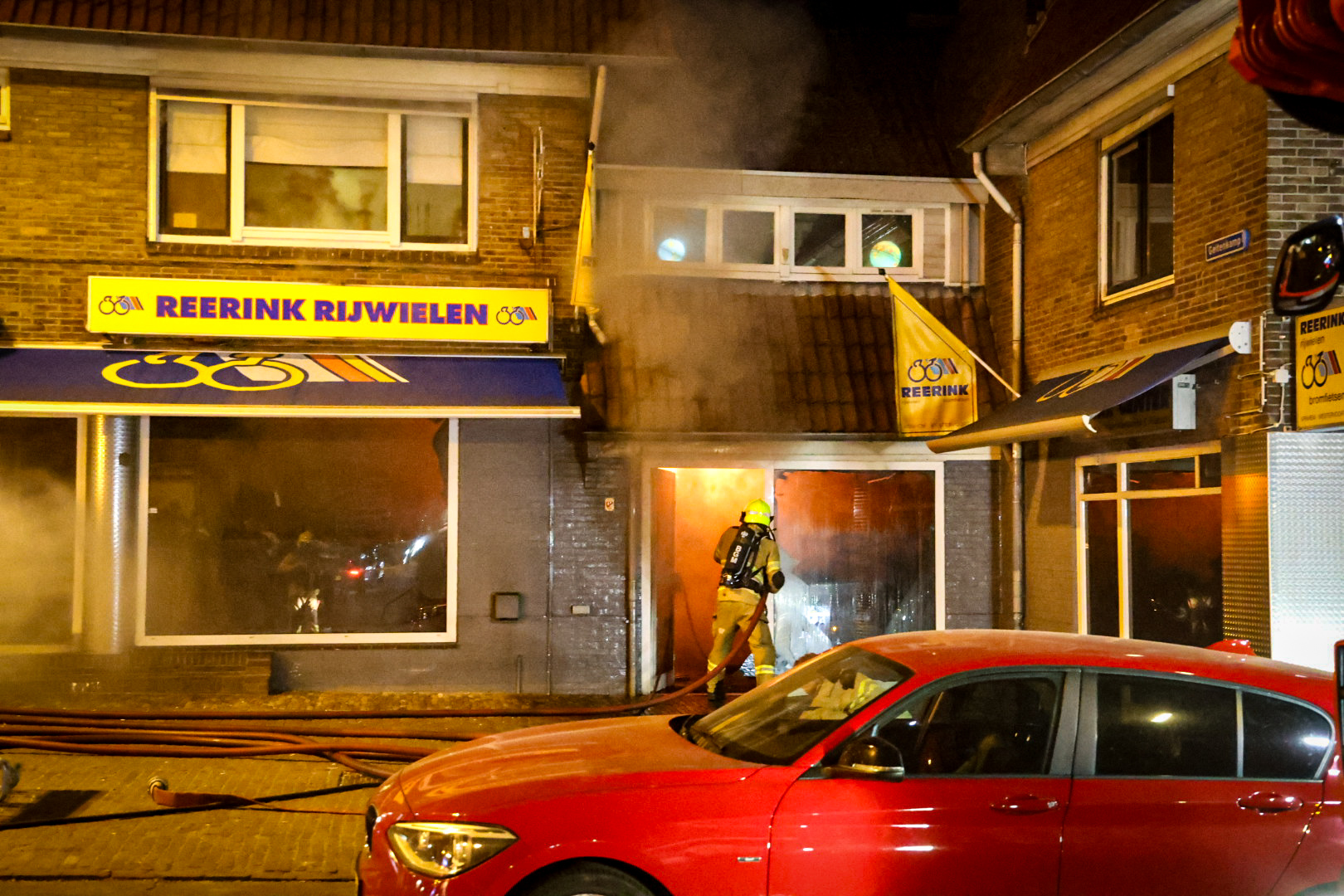 Ontploffingen tijdens brand in fietsenwinkel Arnhem