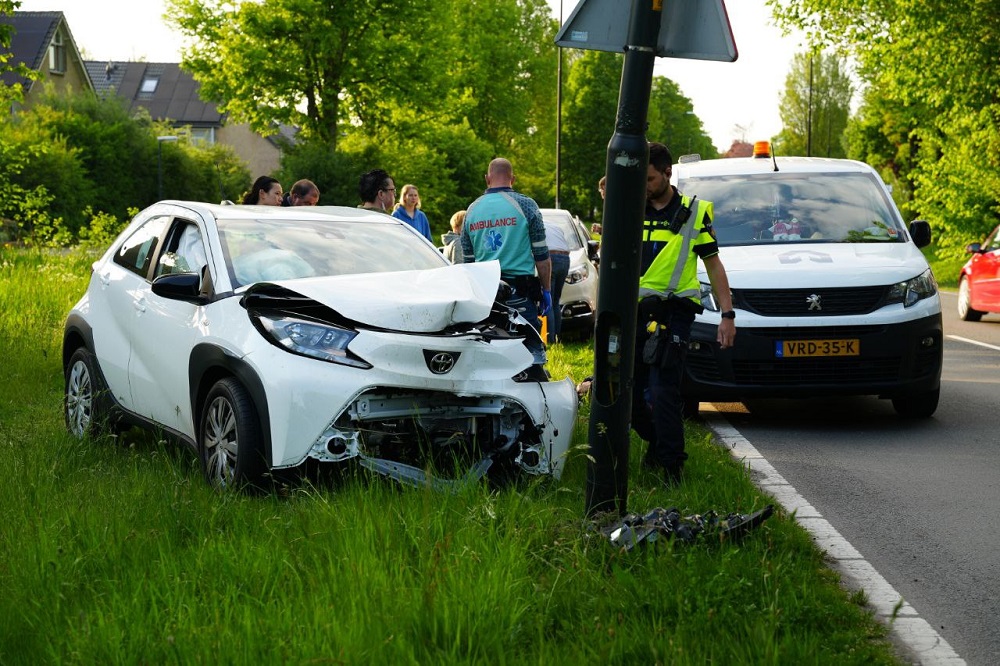 Auto botst tegen lantaarnpaal, bestuurder gewond