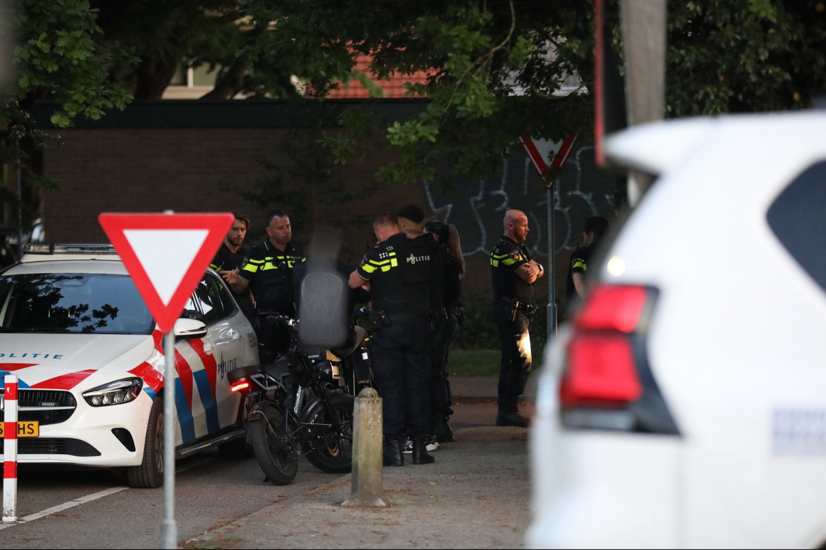 Vuurwapen gevonden na vechtpartij, één persoon aangehouden