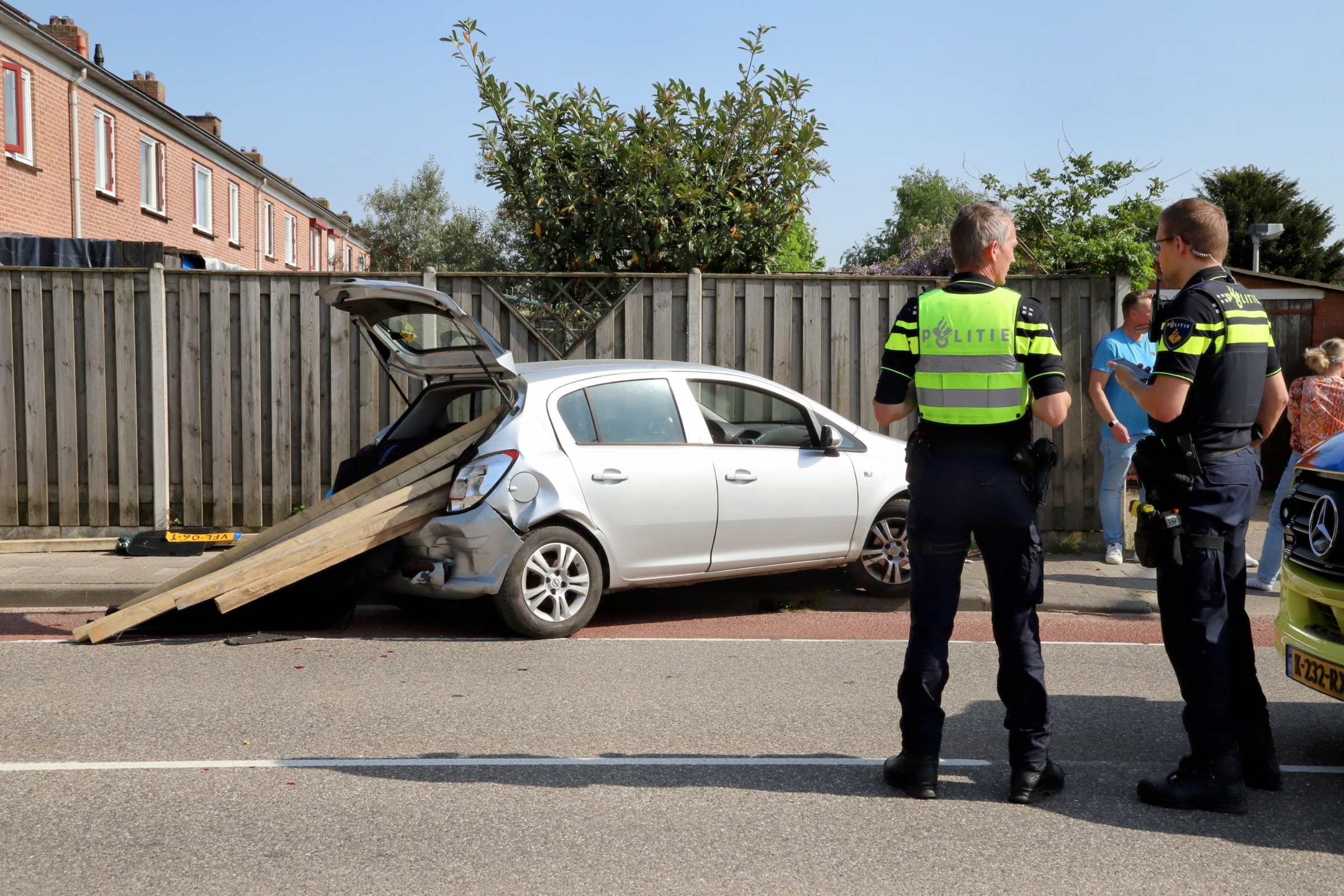 Auto eindigt tegen schutting na aanrijding